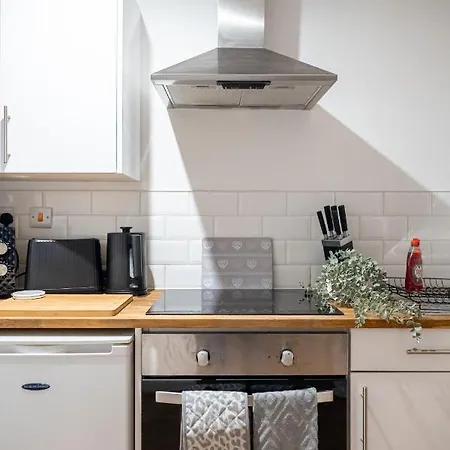 Cozy 2-bedroom Ground-floor Near Kirkstall Shopping Centre Apartamento