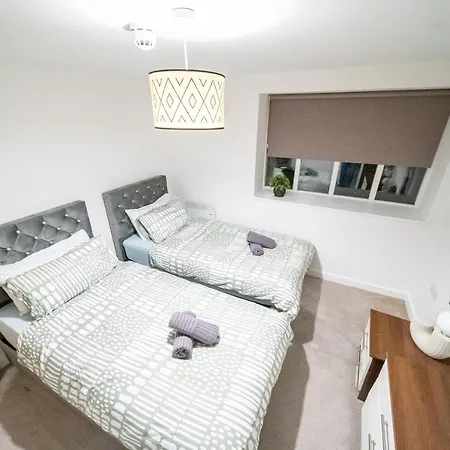 Cozy 2-bedroom Ground-floor Near Kirkstall Shopping Centre * 利兹