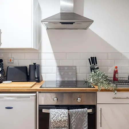 Cozy 2-bedroom Ground-floor Near Kirkstall Shopping Centre