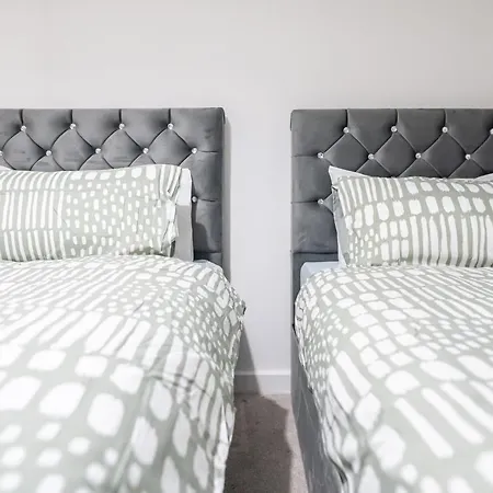 Cozy 2-bedroom Ground-floor Near Kirkstall Shopping Centre Leeds (West Yorkshire)