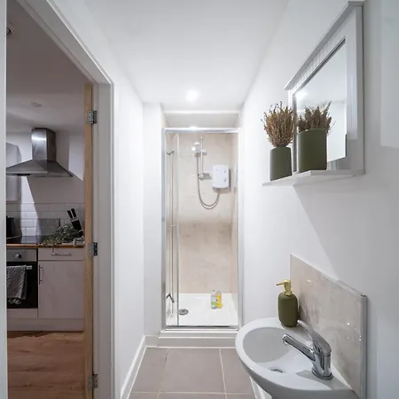 Cozy 2-bedroom Ground-floor Near Kirkstall Shopping Centre 利兹