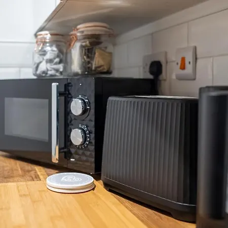 Cozy 2-bedroom Ground-floor Near Kirkstall Shopping Centre *