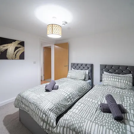 Cozy 2-bedroom Ground-floor Near Kirkstall Shopping Centre * Leeds (West Yorkshire)