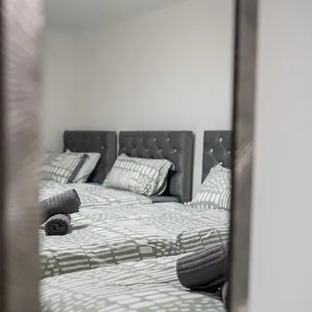 Cozy 2-bedroom Ground-floor Near Kirkstall Shopping Centre 利兹