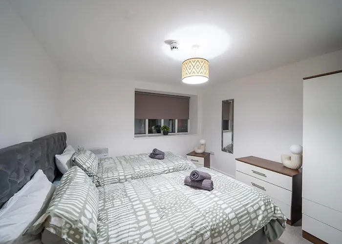 Cozy 2-bedroom Ground-floor Near Kirkstall Shopping Centre