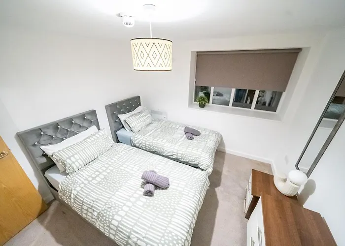 Cozy 2-bedroom Ground-floor Near Kirkstall Shopping Centre * Λιντς