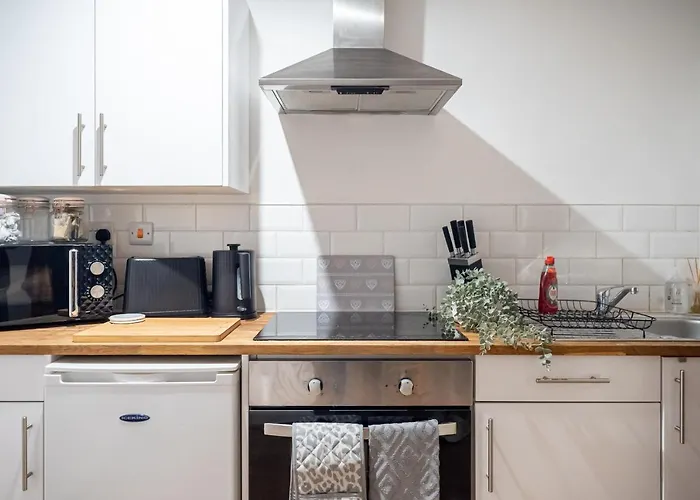 Cozy 2-bedroom Ground-floor Near Kirkstall Shopping Centre