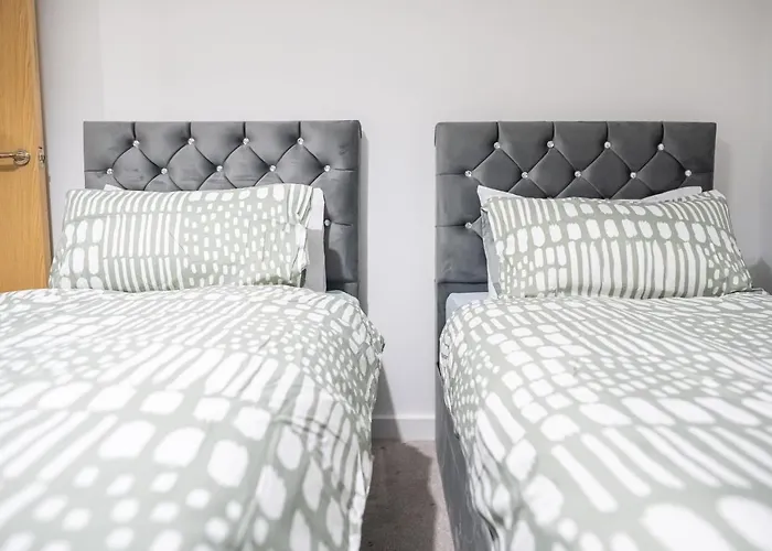 Cozy 2-bedroom Ground-floor Near Kirkstall Shopping Centre Λιντς