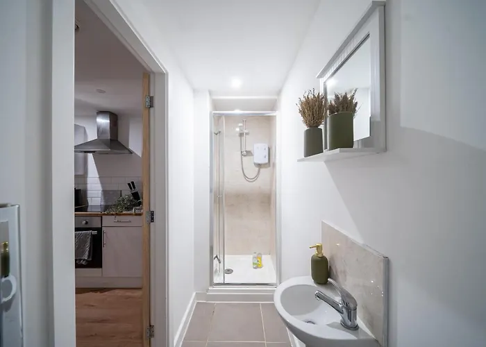 Cozy 2-bedroom Ground-floor Near Kirkstall Shopping Centre 利兹