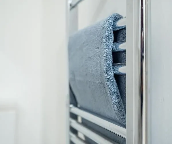 Cozy 2-bedroom Ground-floor Near Kirkstall Shopping Centre