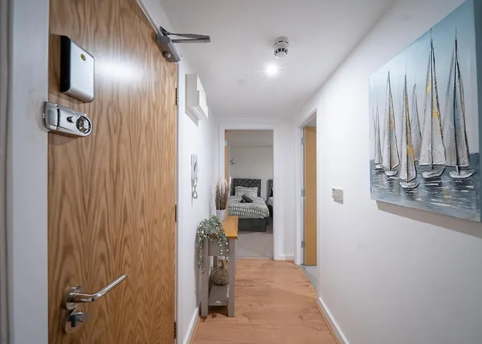 Cozy 2-bedroom Ground-floor Near Kirkstall Shopping Centre 公寓 *