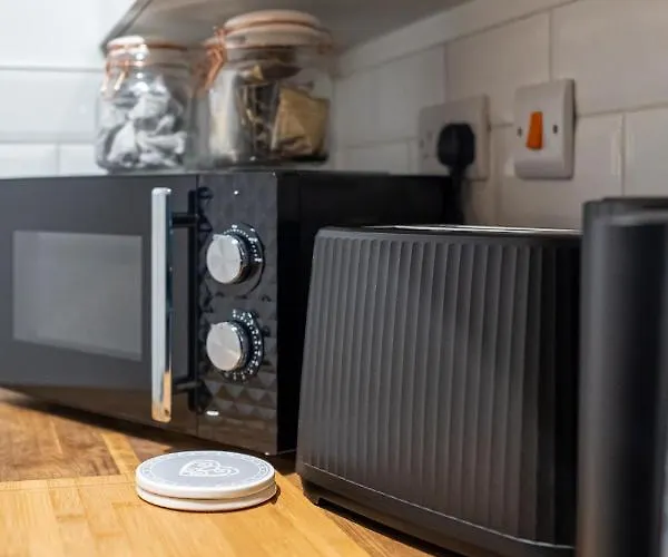 Cozy 2-bedroom Ground-floor Near Kirkstall Shopping Centre *