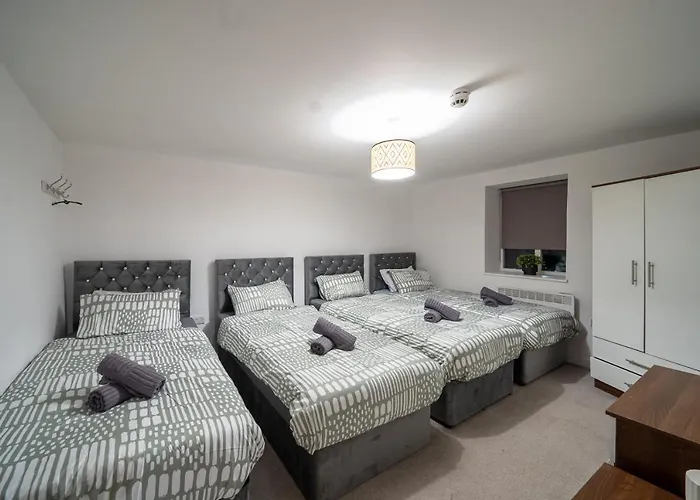 Cozy 2-bedroom Ground-floor Near Kirkstall Shopping Centre