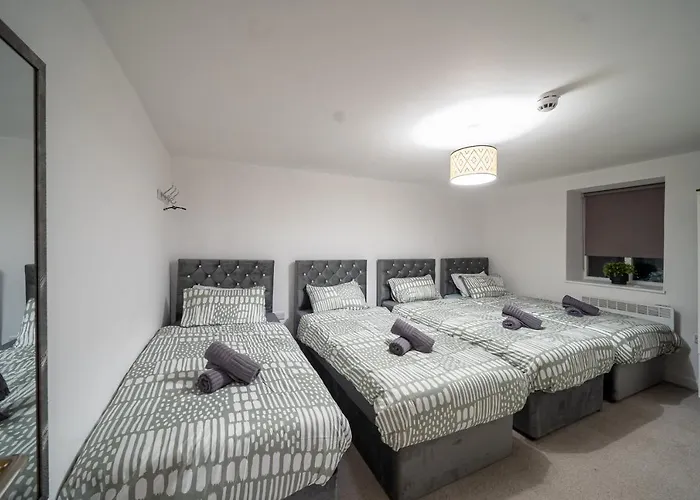 Cozy 2-bedroom Ground-floor Near Kirkstall Shopping Centre * 利兹