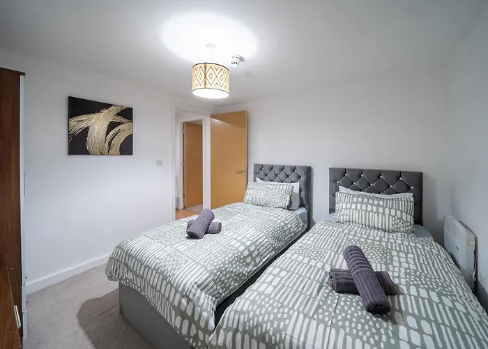 Cozy 2-bedroom Ground-floor Near Kirkstall Shopping Centre * Λιντς