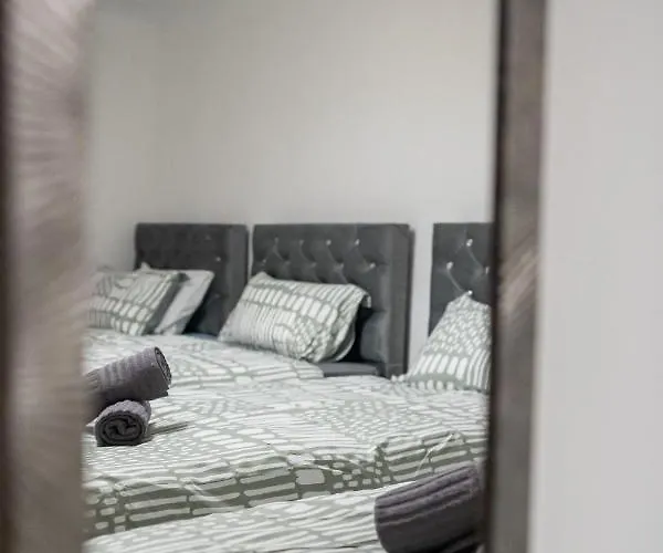 Cozy 2-bedroom Ground-floor Near Kirkstall Shopping Centre Λιντς