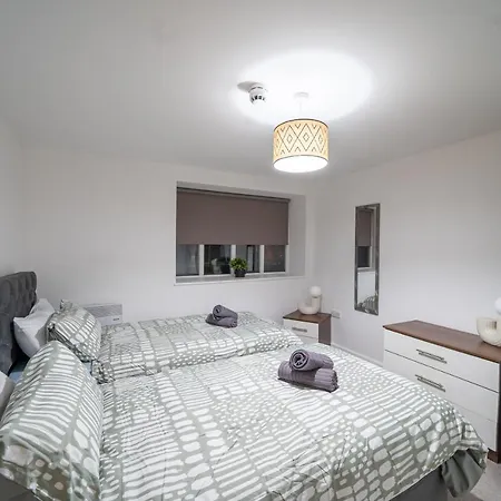 Cozy 2-bedroom Ground-floor Near Kirkstall Shopping Centre