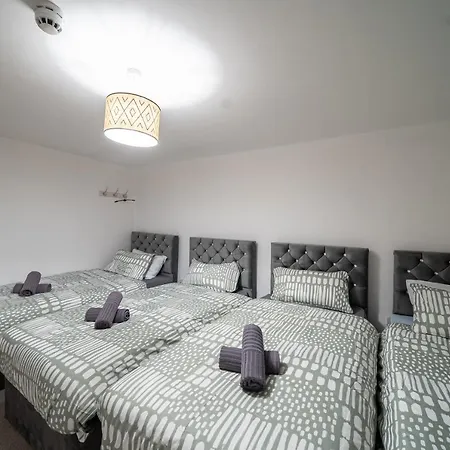Cozy 2-bedroom Ground-floor Near Kirkstall Shopping Centre