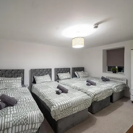 Cozy 2-bedroom Ground-floor Near Kirkstall Shopping Centre