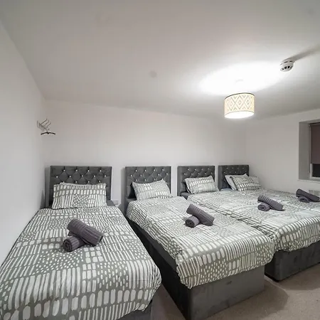 Cozy 2-bedroom Ground-floor Near Kirkstall Shopping Centre * Leeds (West Yorkshire)