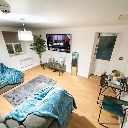 Cozy 2-bedroom Ground-floor Near Kirkstall Shopping Centre Lägenhet