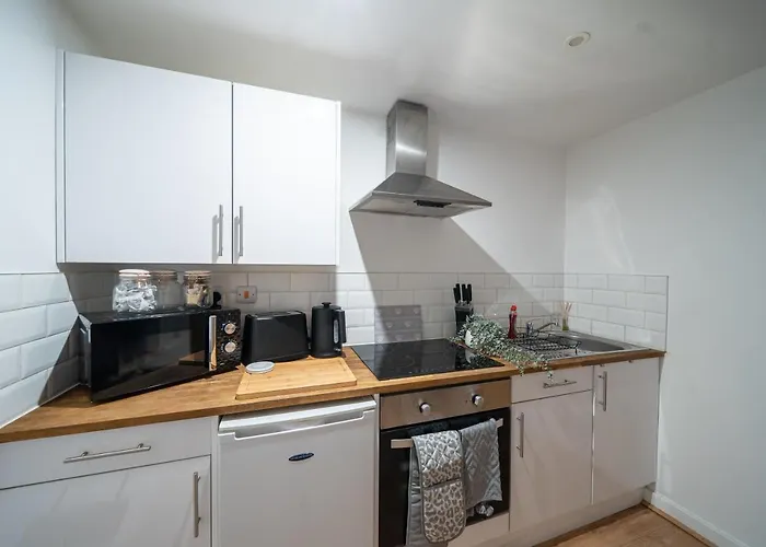 Apartment Cozy 2-bedroom Ground-floor Near Kirkstall Shopping Centre *