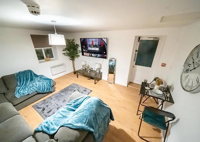 Cozy 2-bedroom Ground-floor Near Kirkstall Shopping Centre Apartment